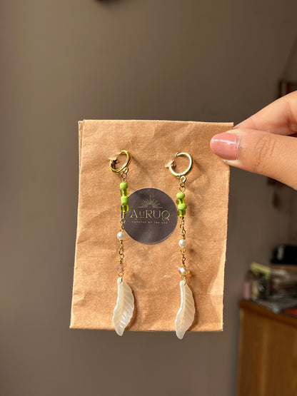 White leaves paired earrings.