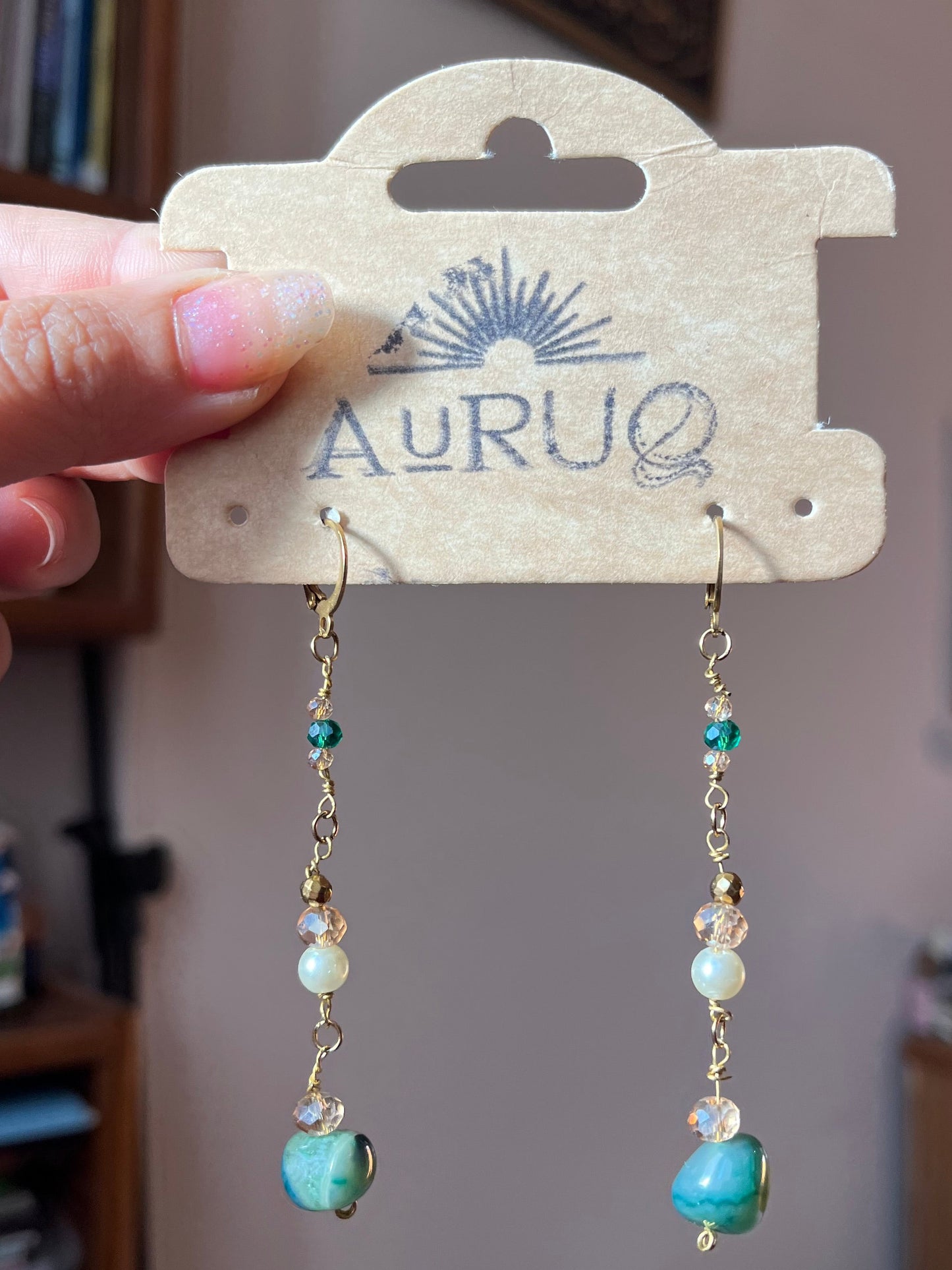 Agate long earrings in turquoise.