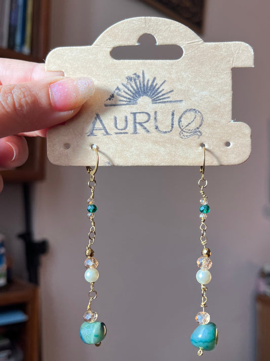 Agate long earrings in turquoise.