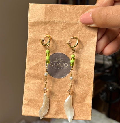 White leaves paired earrings.