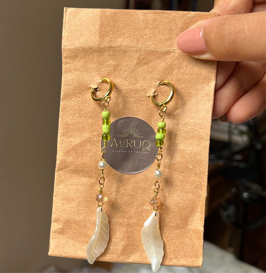 White leaves paired earrings.