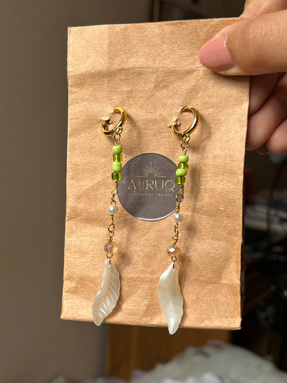 White leaves paired earrings.